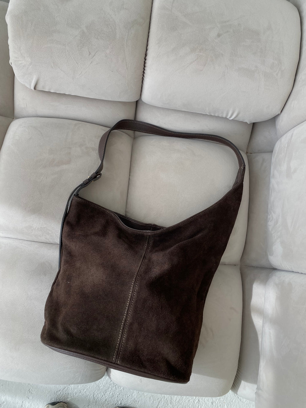 Šokoladinė netaisyklingos formos verstos odos rankinė „Aveline Suede Bag“
