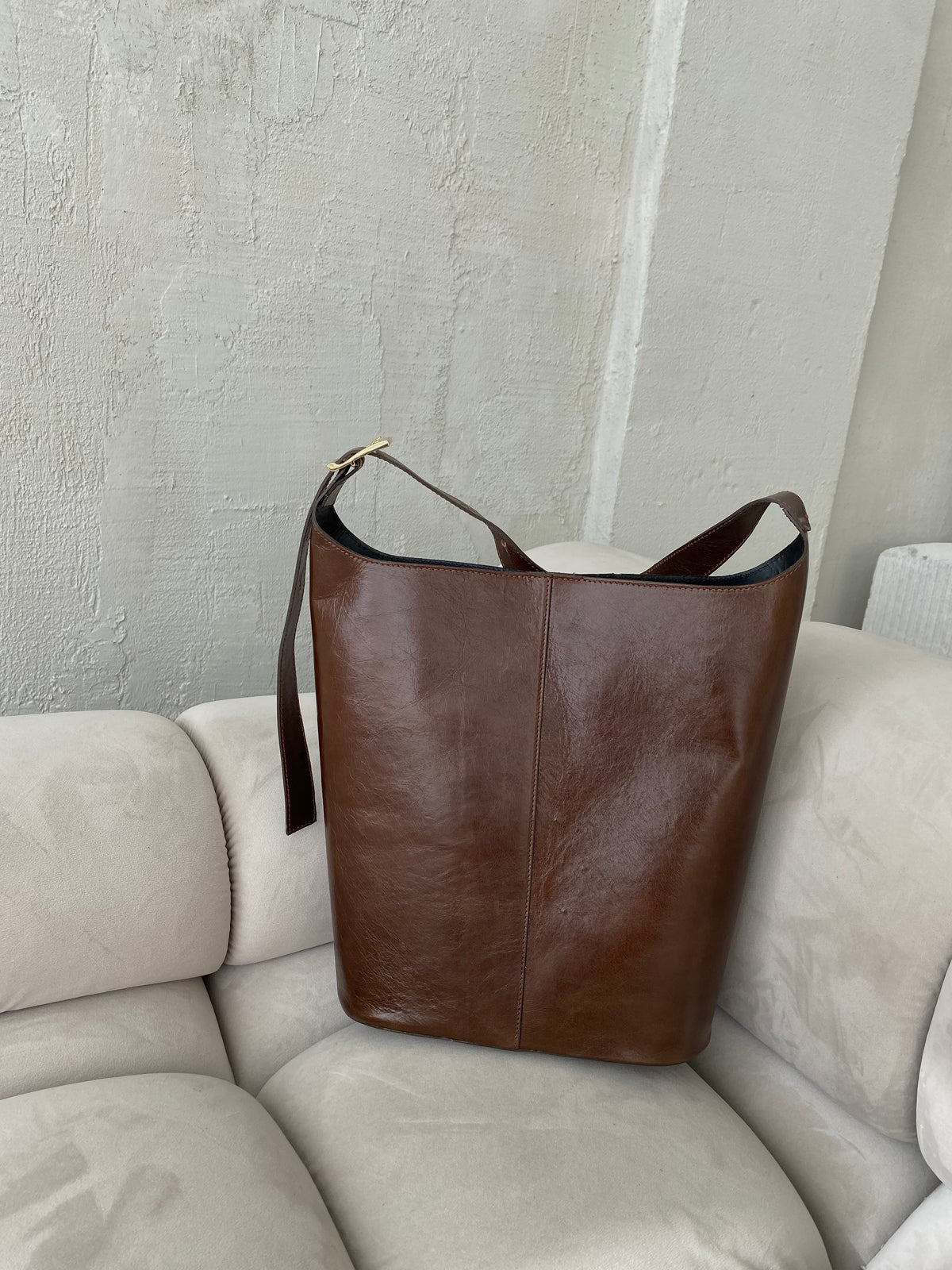 Ruda išskirtinės formos natūralios odos rankinė „Orlina Sculpt Bag“