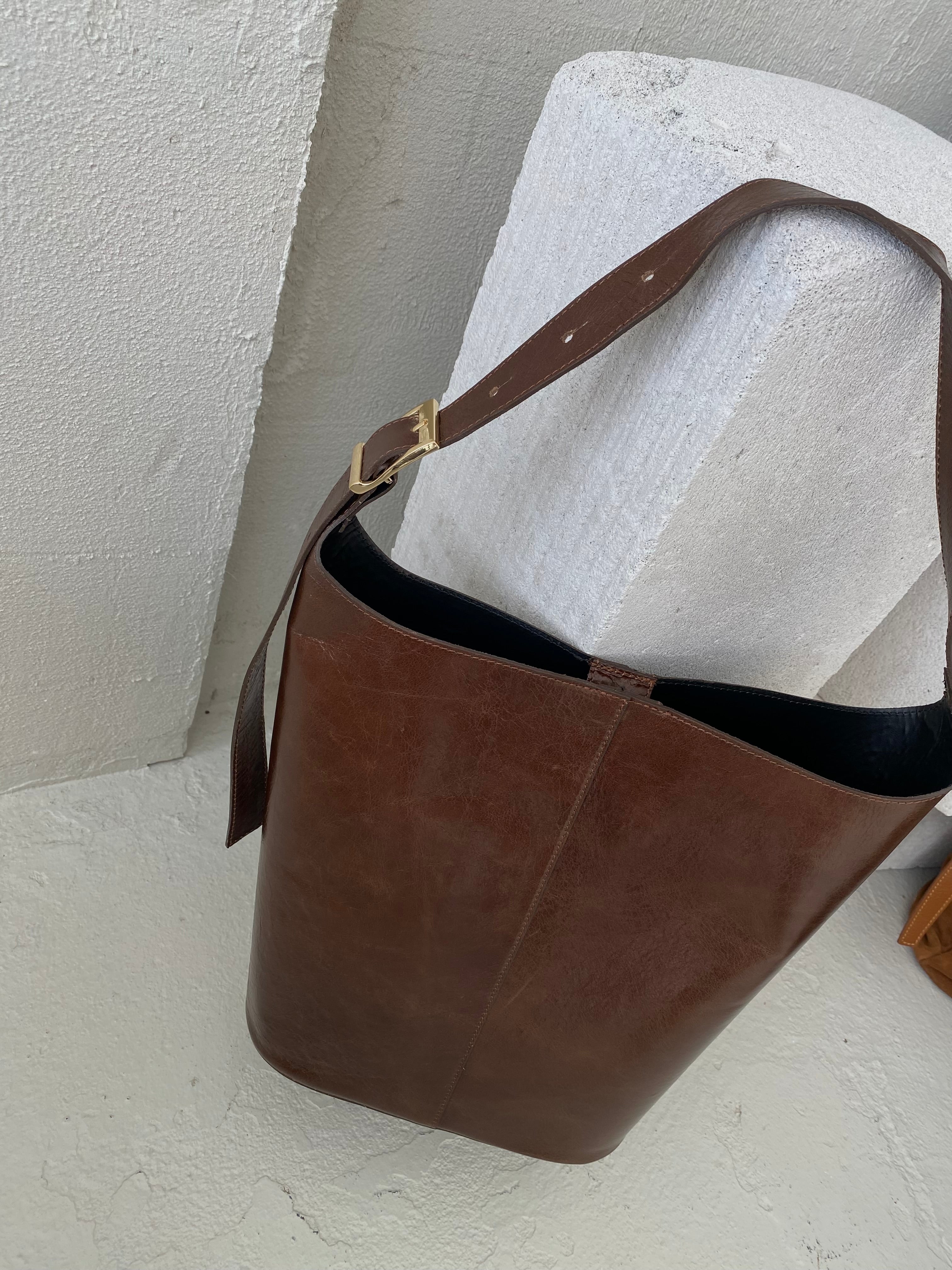 Ruda išskirtinės formos natūralios odos rankinė „Orlina Sculpt Bag“
