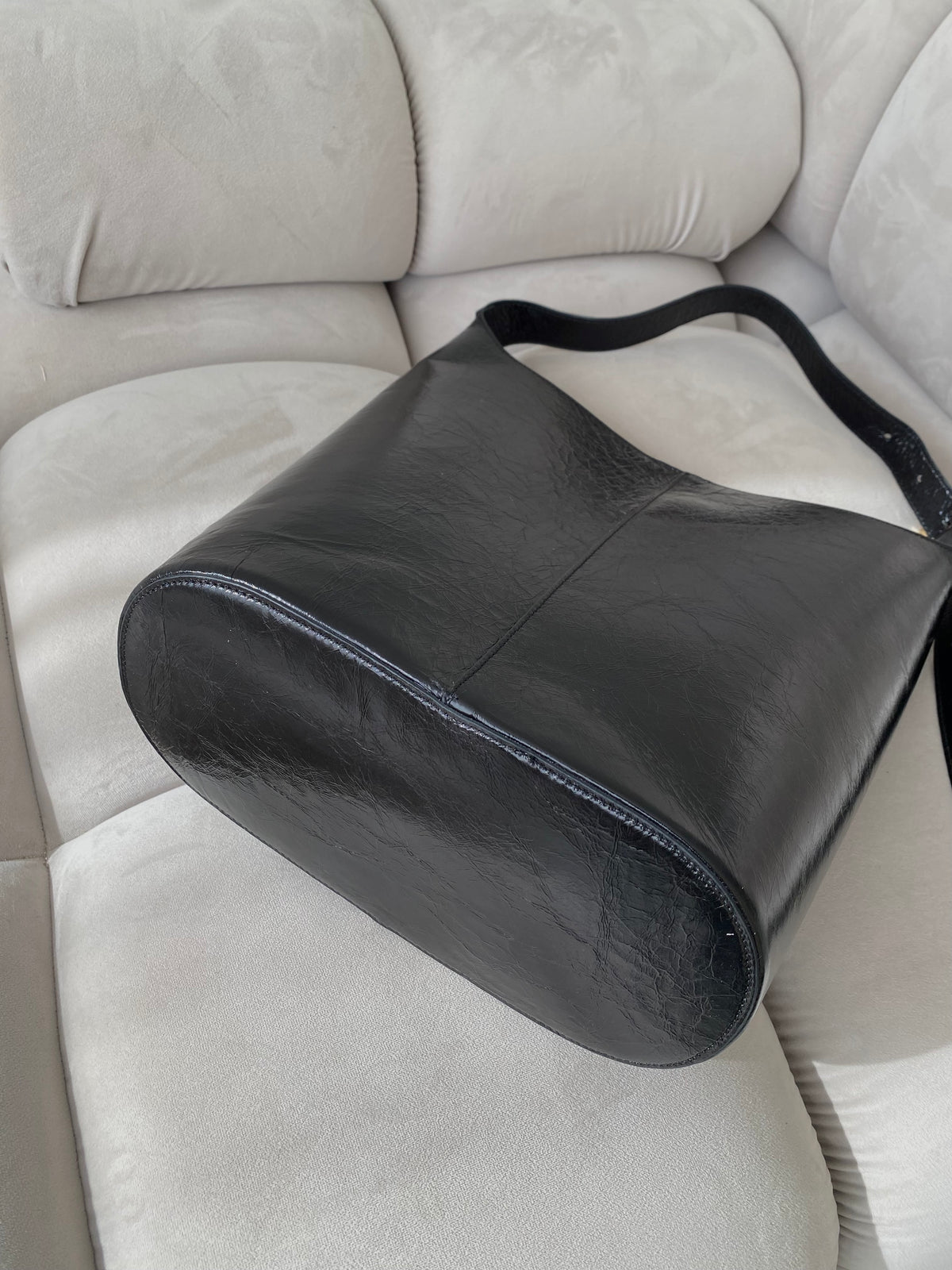 Juoda išskirtinės formos natūralios odos rankinė „Orlina Sculpt Bag“
