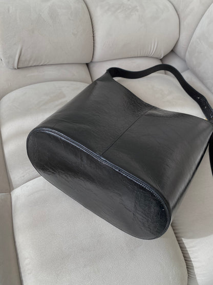 Juoda išskirtinės formos natūralios odos rankinė „Orlina Sculpt Bag“