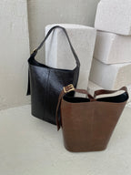 Juoda išskirtinės formos natūralios odos rankinė „Orlina Sculpt Bag“