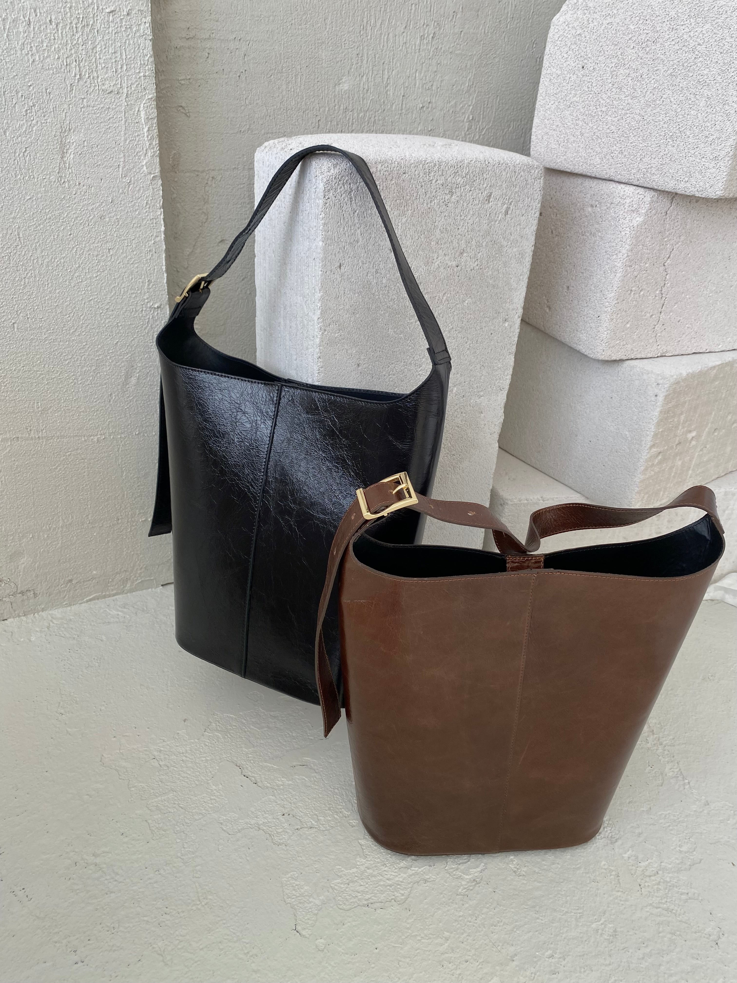 Juoda išskirtinės formos natūralios odos rankinė „Orlina Sculpt Bag“