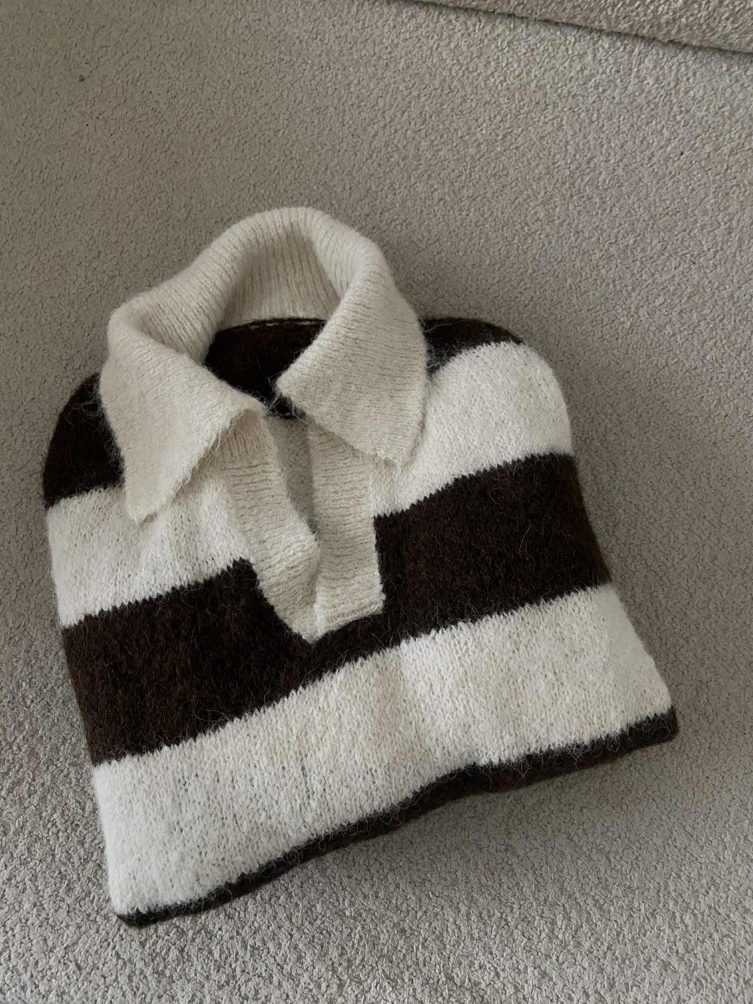 Rudas dryžuotas šiltas megztinis su polo tipo apykakle “Brown Striped Polo Knit Sweater”
