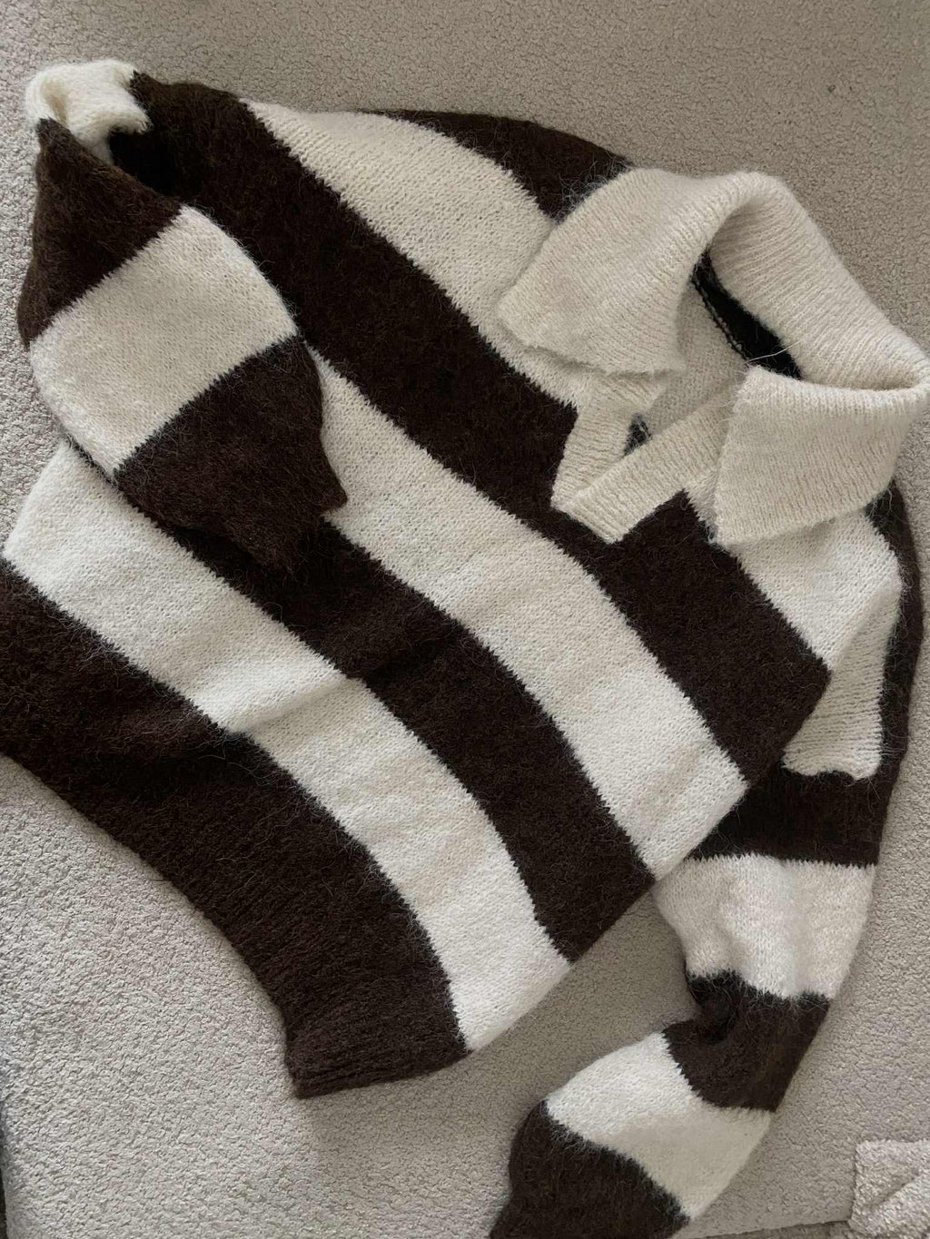 Rudas dryžuotas šiltas megztinis su polo tipo apykakle “Brown Striped Polo Knit Sweater”