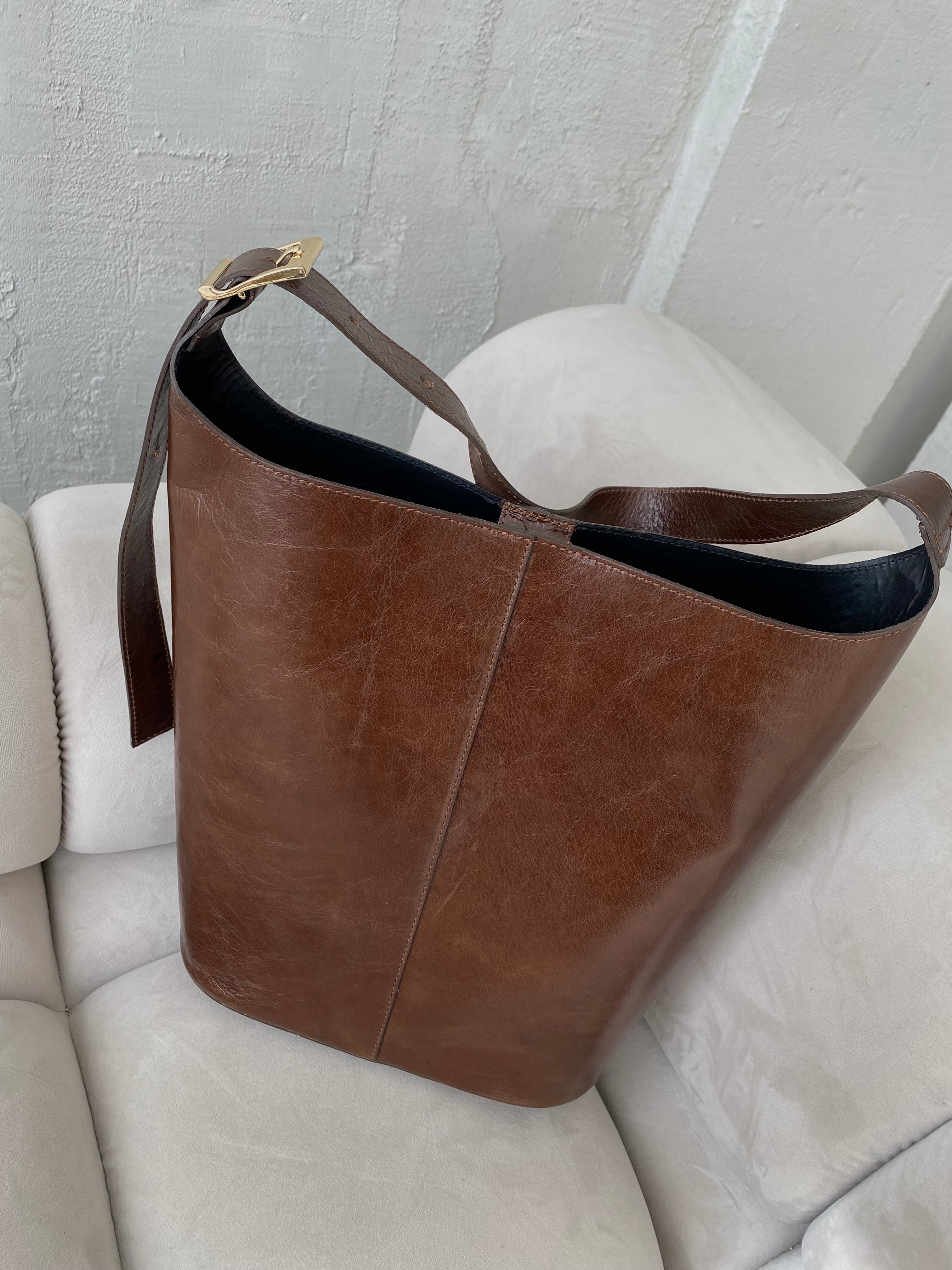 Ruda išskirtinės formos natūralios odos rankinė „Orlina Sculpt Bag“