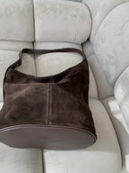 Šokoladinė netaisyklingos formos verstos odos rankinė „Aveline Suede Bag“