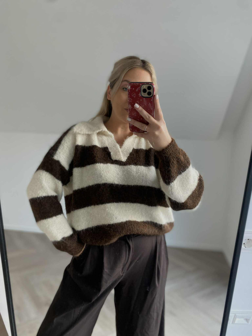 Rudas dryžuotas šiltas megztinis su polo tipo apykakle “Brown Striped Polo Knit Sweater”