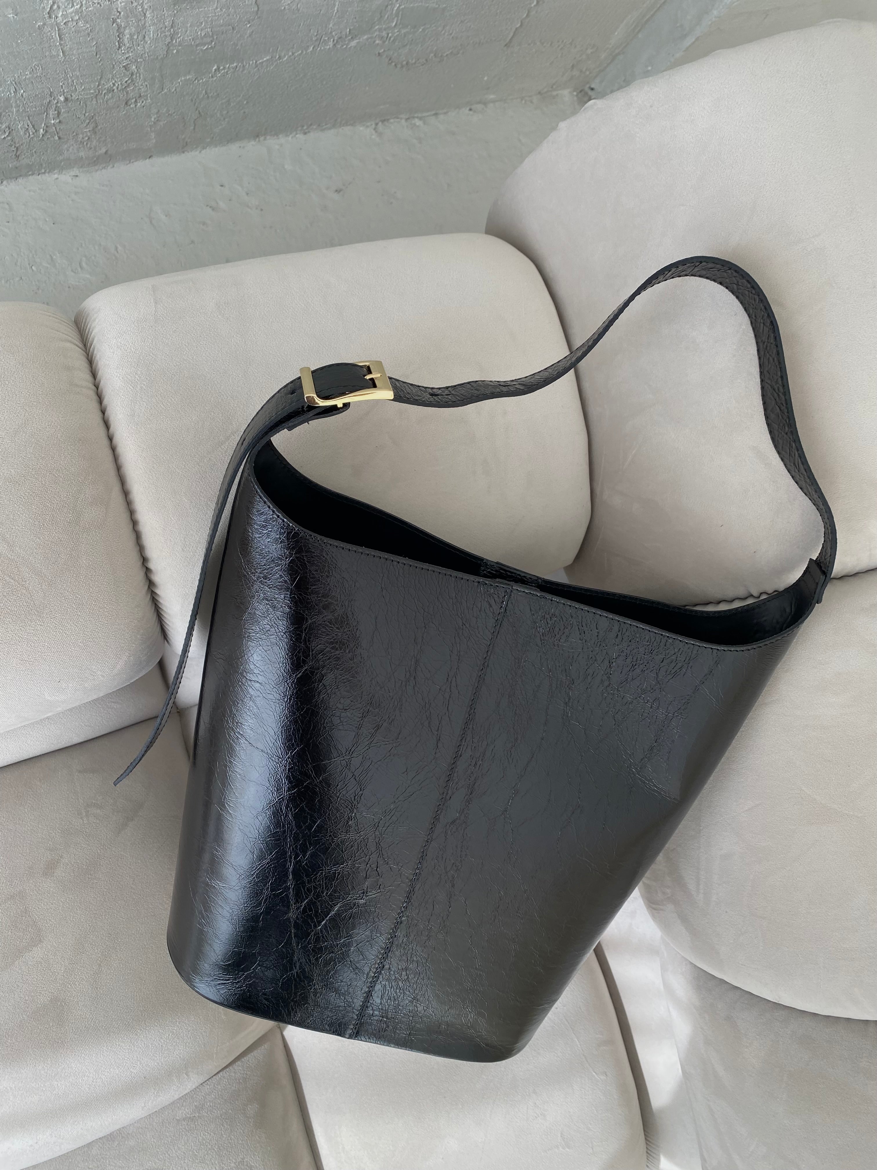 Juoda išskirtinės formos natūralios odos rankinė „Orlina Sculpt Bag“