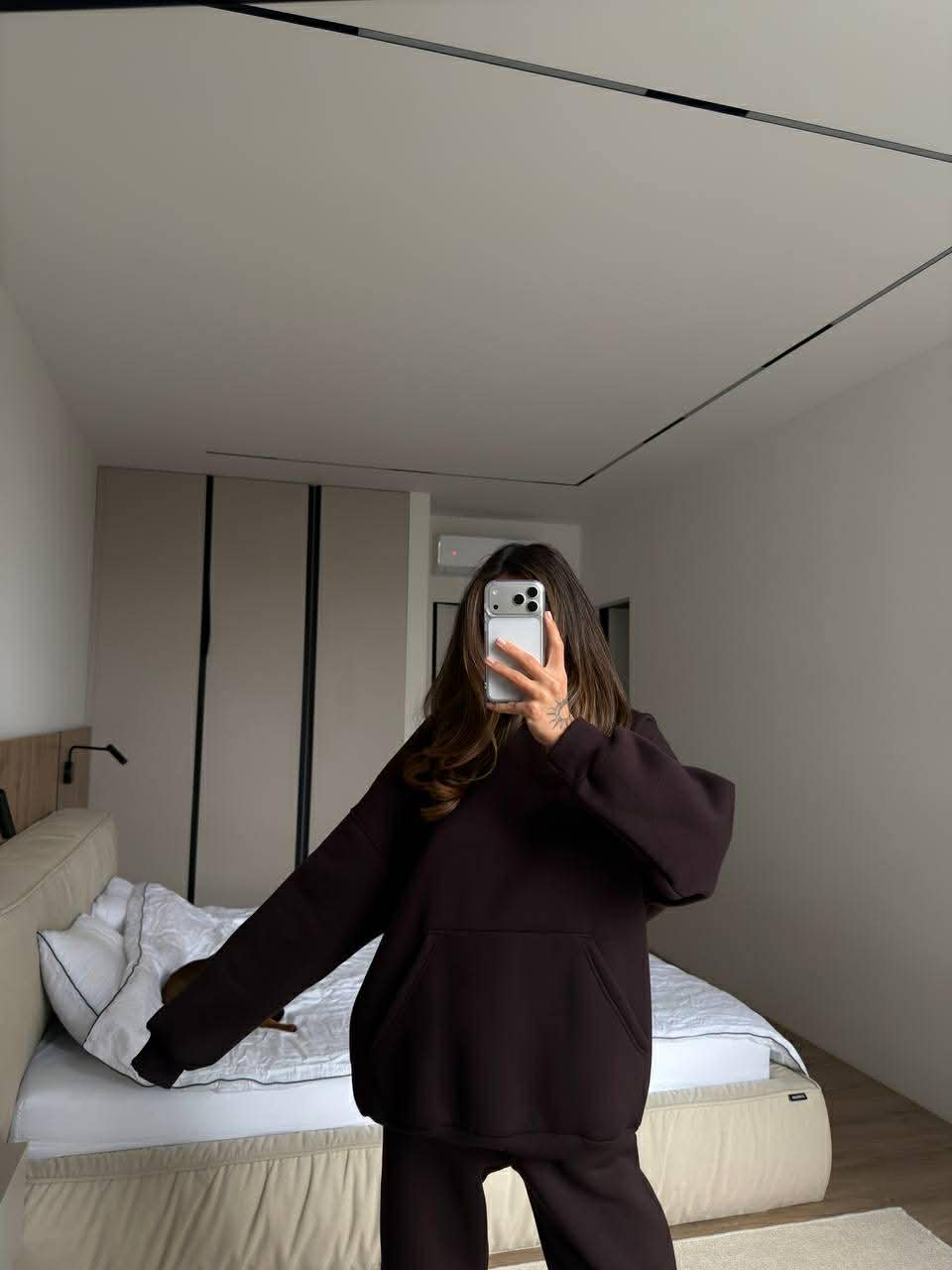 Šokoladinis pašiltintas laisvalaikio komplektas su gobtuvu „Chocolate Oversize Hoodie Lounge Set“