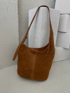 Camel spalvos netaisyklingos formos verstos odos rankinė „Solenne Suede Bag“