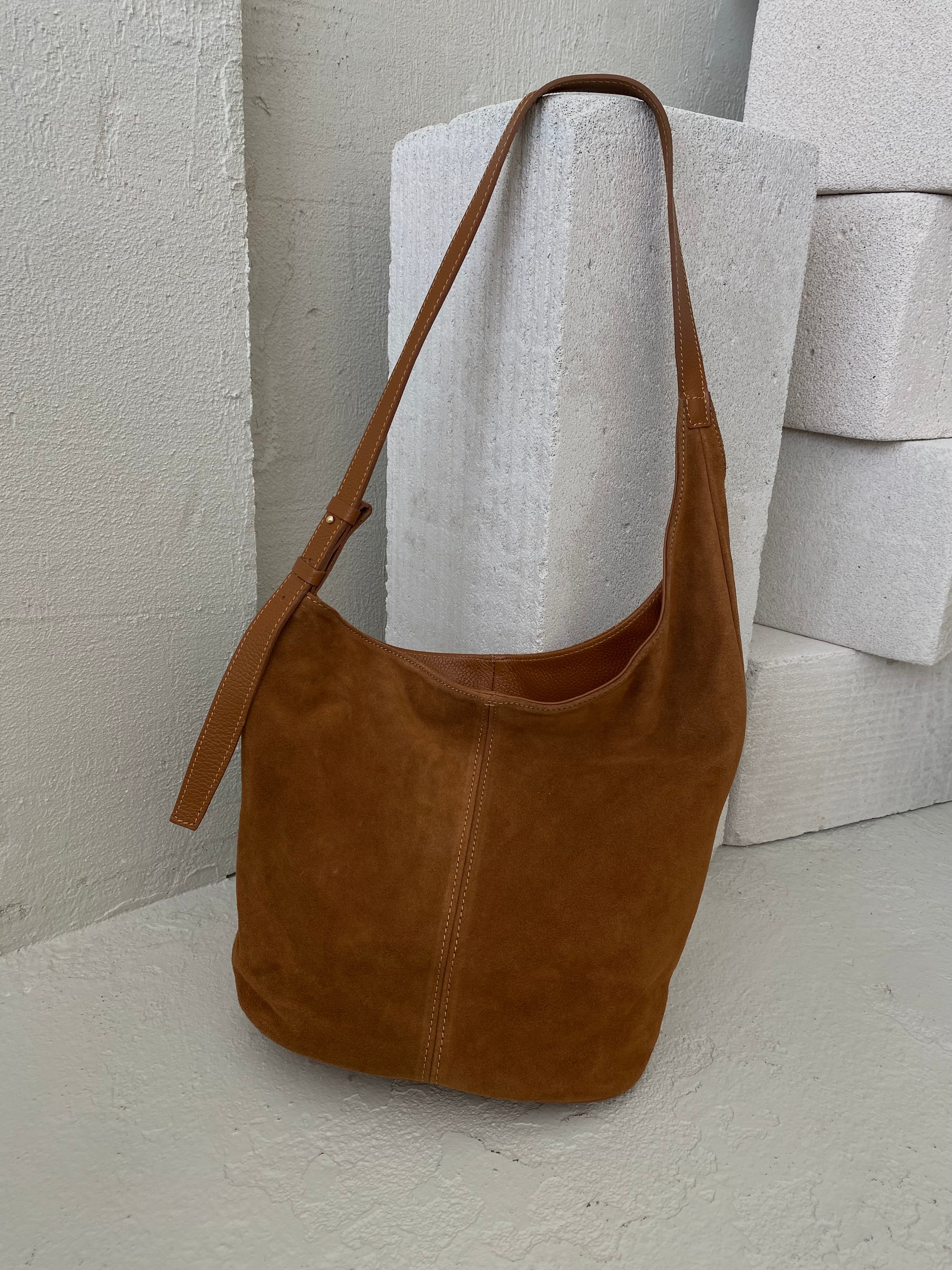 Camel spalvos netaisyklingos formos verstos odos rankinė „Solenne Suede Bag“