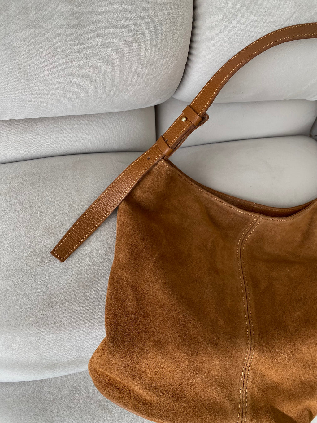 Camel spalvos netaisyklingos formos verstos odos rankinė „Solenne Suede Bag“