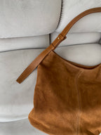 Camel spalvos netaisyklingos formos verstos odos rankinė „Solenne Suede Bag“