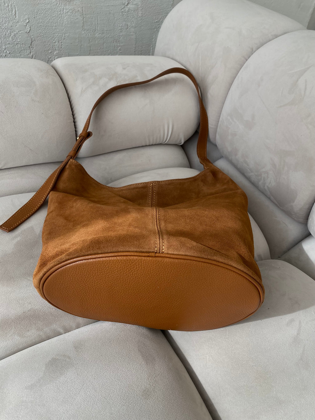 Camel spalvos netaisyklingos formos verstos odos rankinė „Solenne Suede Bag“