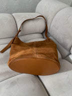 Camel spalvos netaisyklingos formos verstos odos rankinė „Solenne Suede Bag“