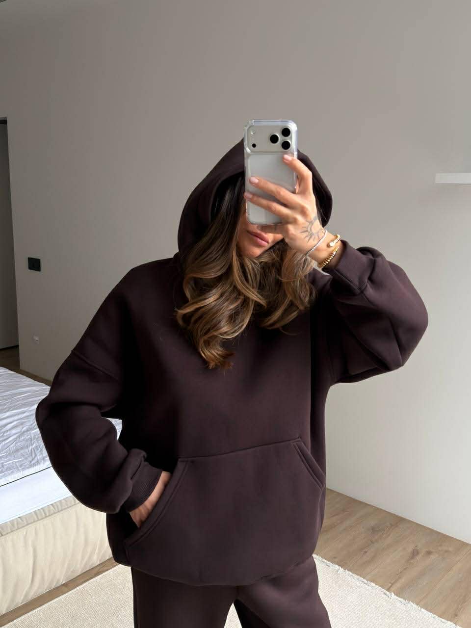 Šokoladinis pašiltintas laisvalaikio komplektas su gobtuvu „Chocolate Oversize Hoodie Lounge Set“