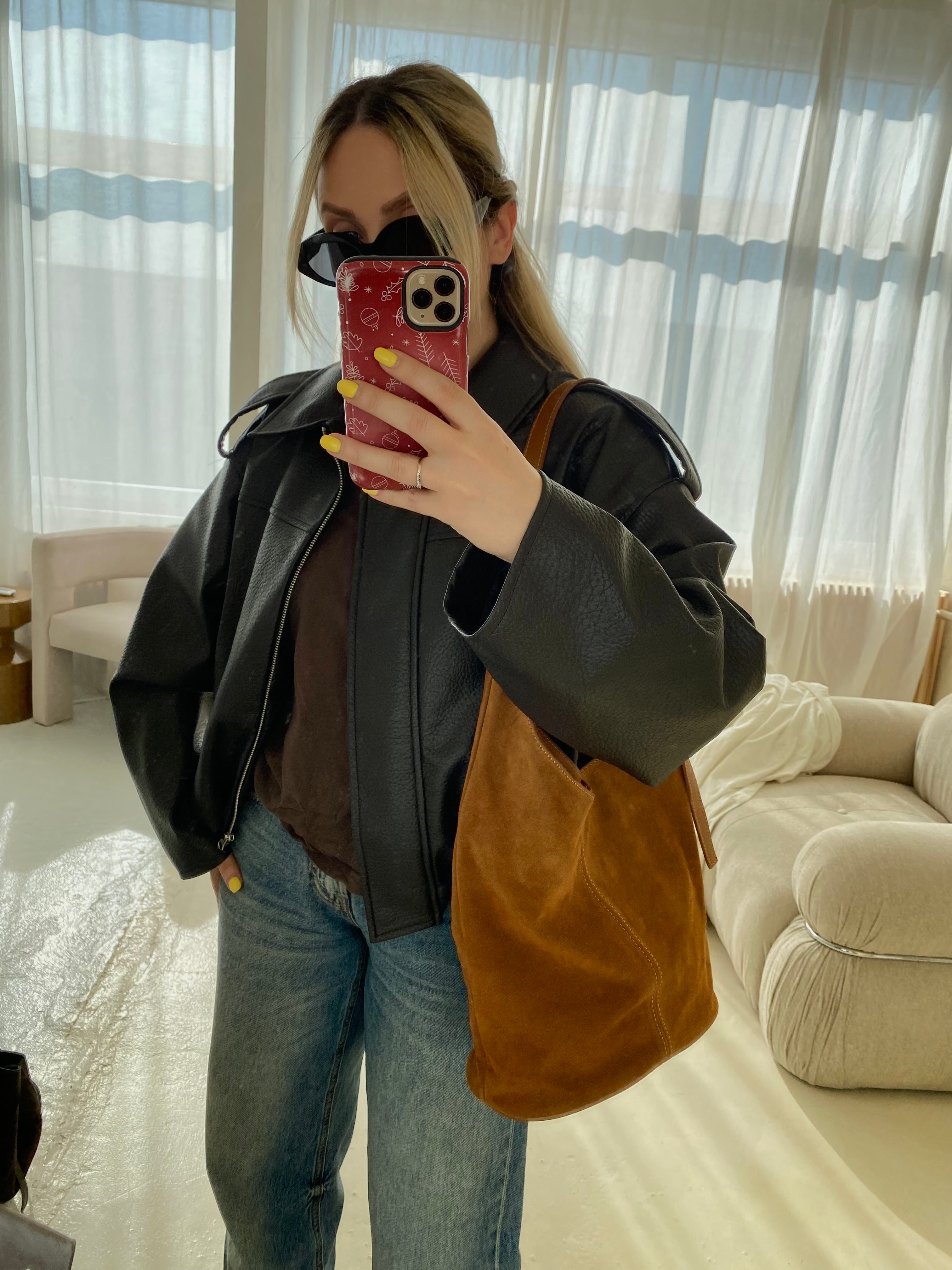 Camel spalvos netaisyklingos formos verstos odos rankinė „Solenne Suede Bag“