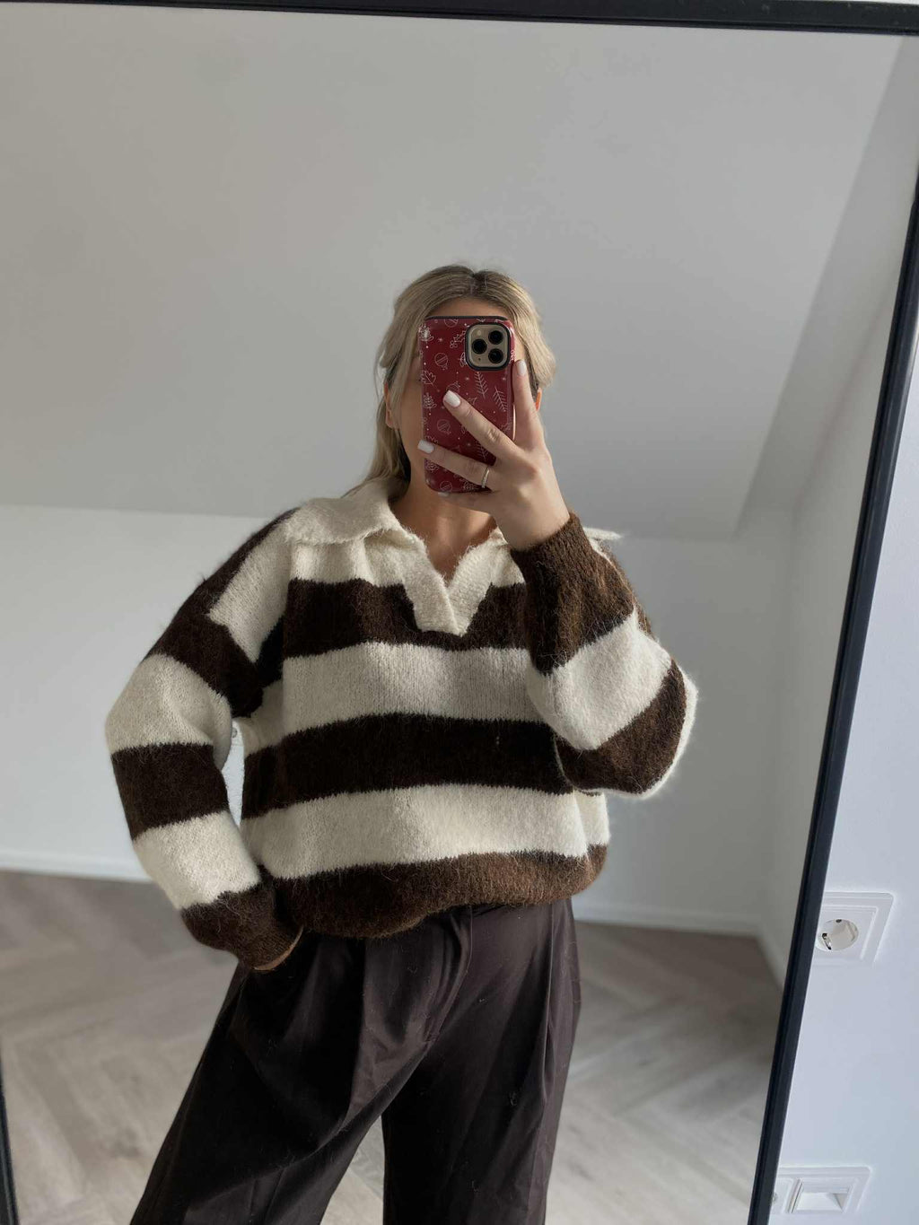 Rudas dryžuotas šiltas megztinis su polo tipo apykakle “Brown Striped Polo Knit Sweater”
