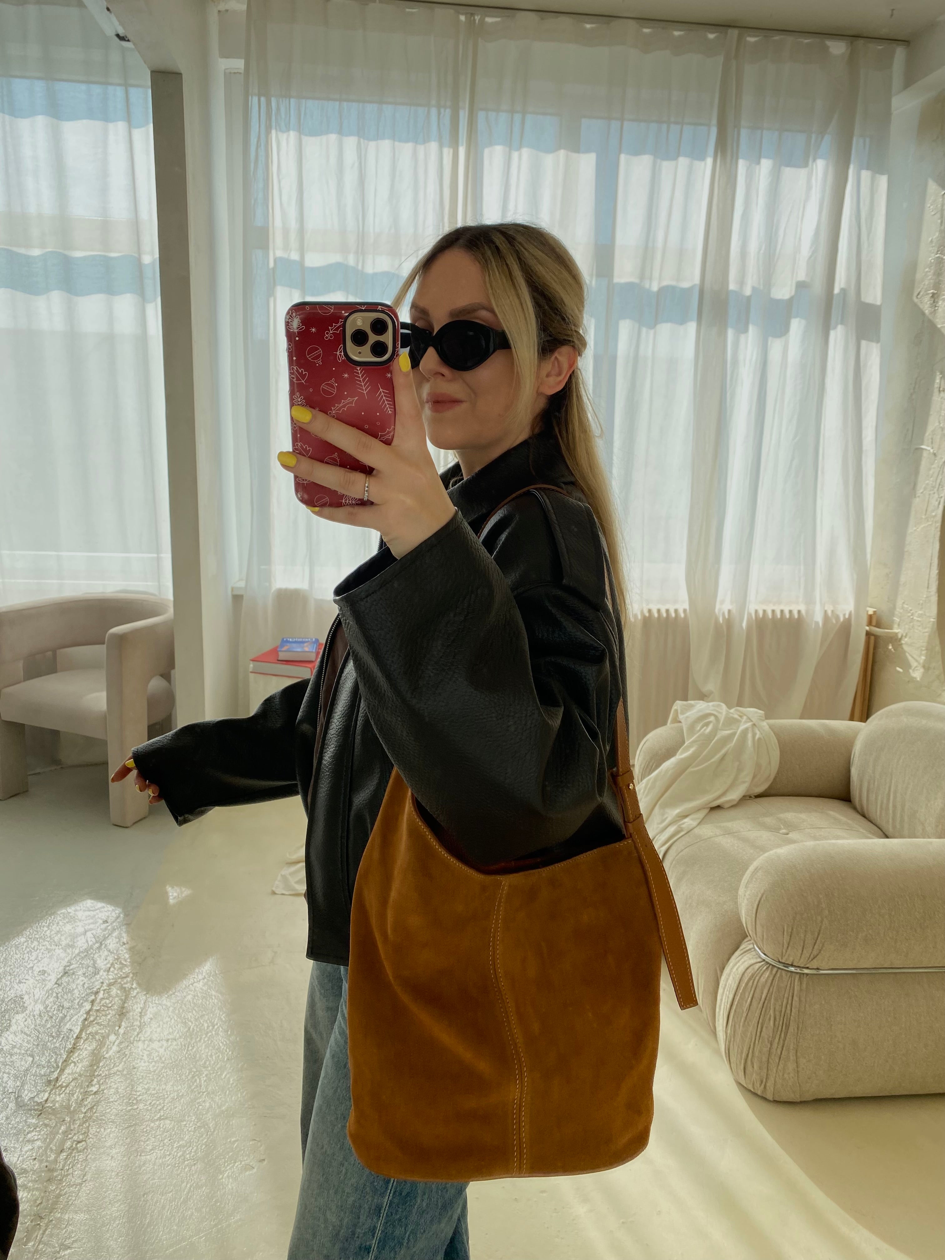 Camel spalvos netaisyklingos formos verstos odos rankinė „Solenne Suede Bag“