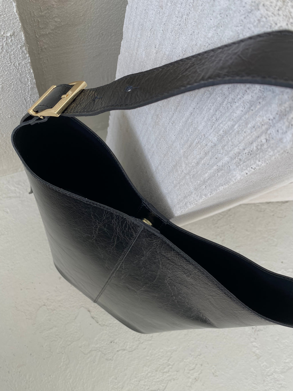 Juoda išskirtinės formos natūralios odos rankinė „Orlina Sculpt Bag“