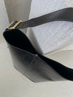 Juoda išskirtinės formos natūralios odos rankinė „Orlina Sculpt Bag“