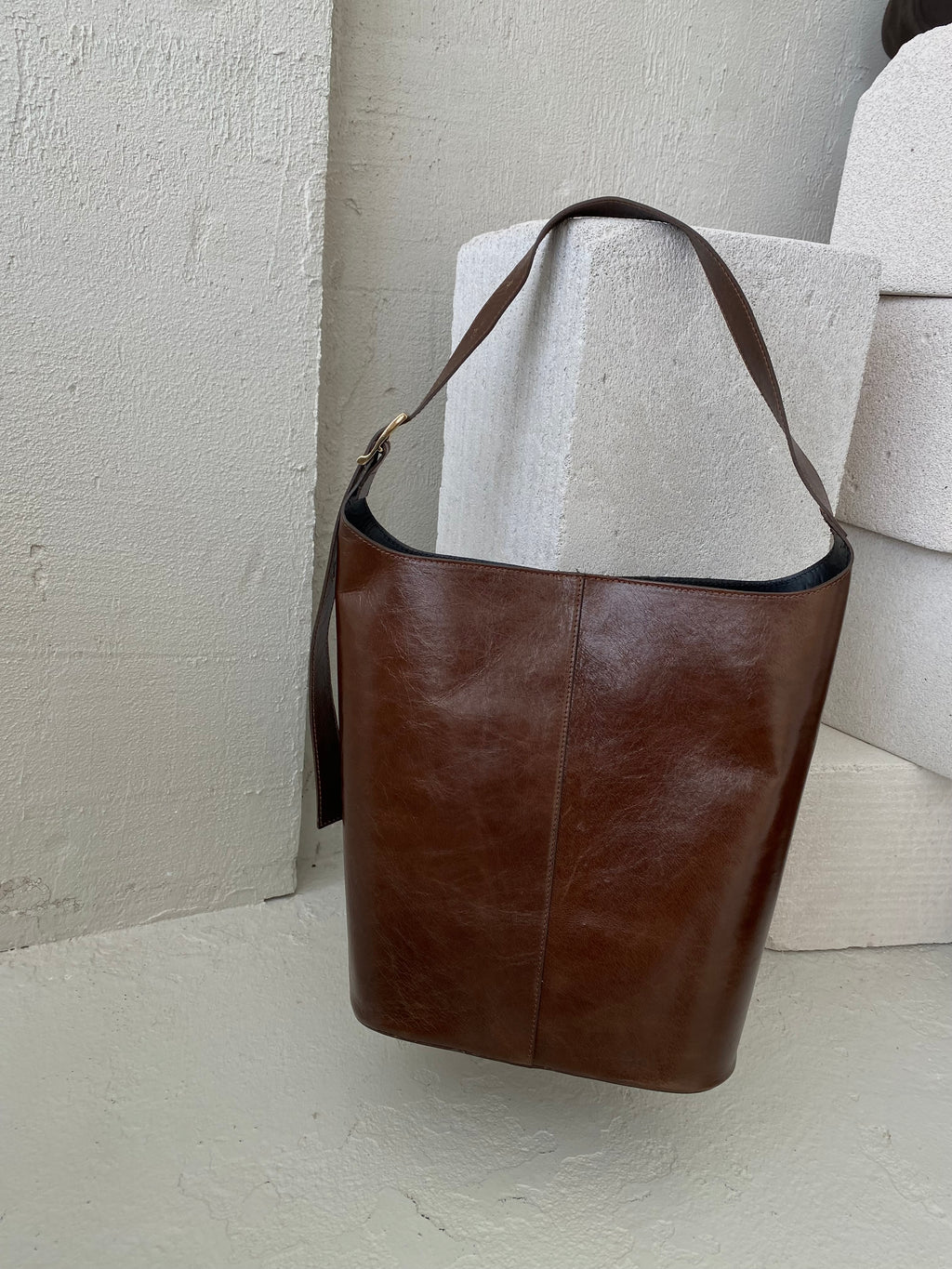 Ruda išskirtinės formos natūralios odos rankinė „Orlina Sculpt Bag“