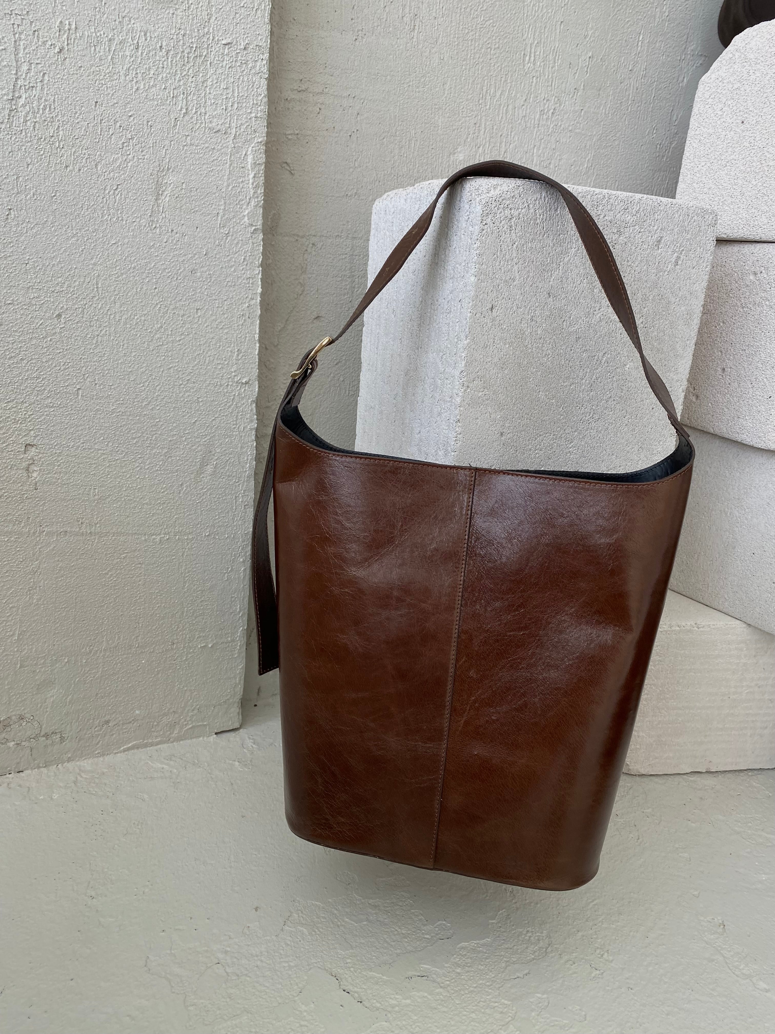 Ruda išskirtinės formos natūralios odos rankinė „Orlina Sculpt Bag“