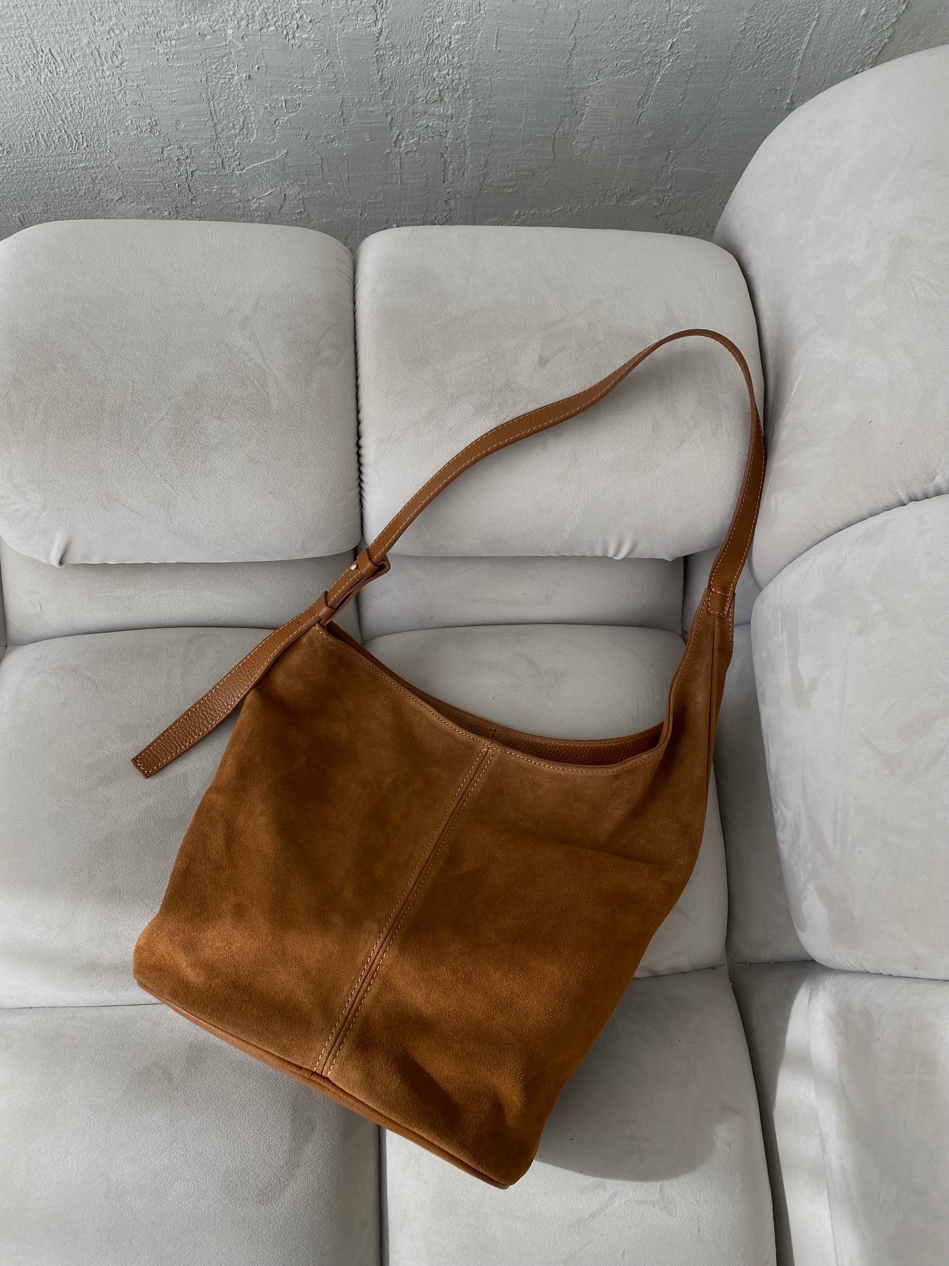 Camel spalvos netaisyklingos formos verstos odos rankinė „Solenne Suede Bag“