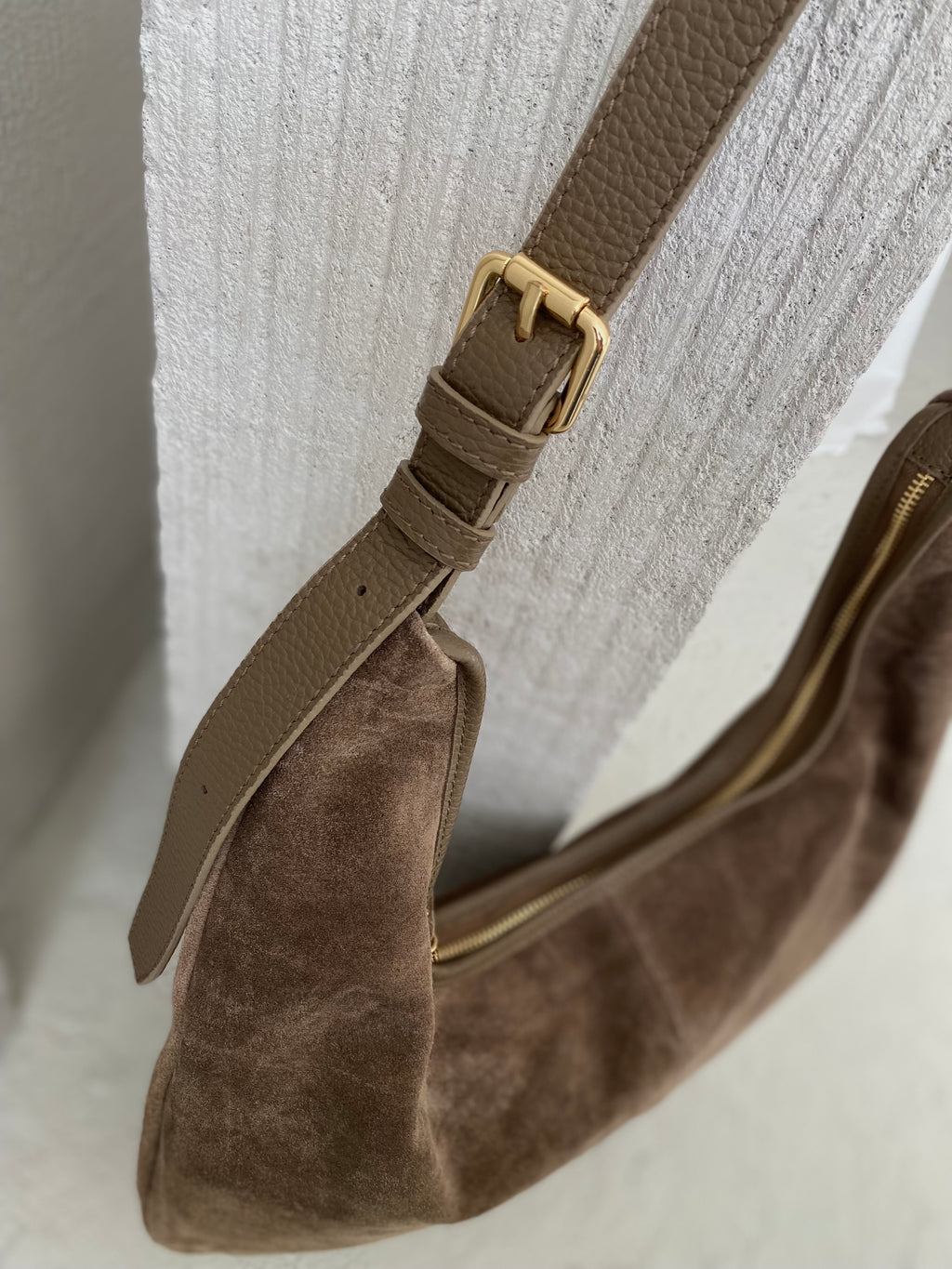 Mocha spalvos verstos odos rankinė „Elara Suede Boho Bag“