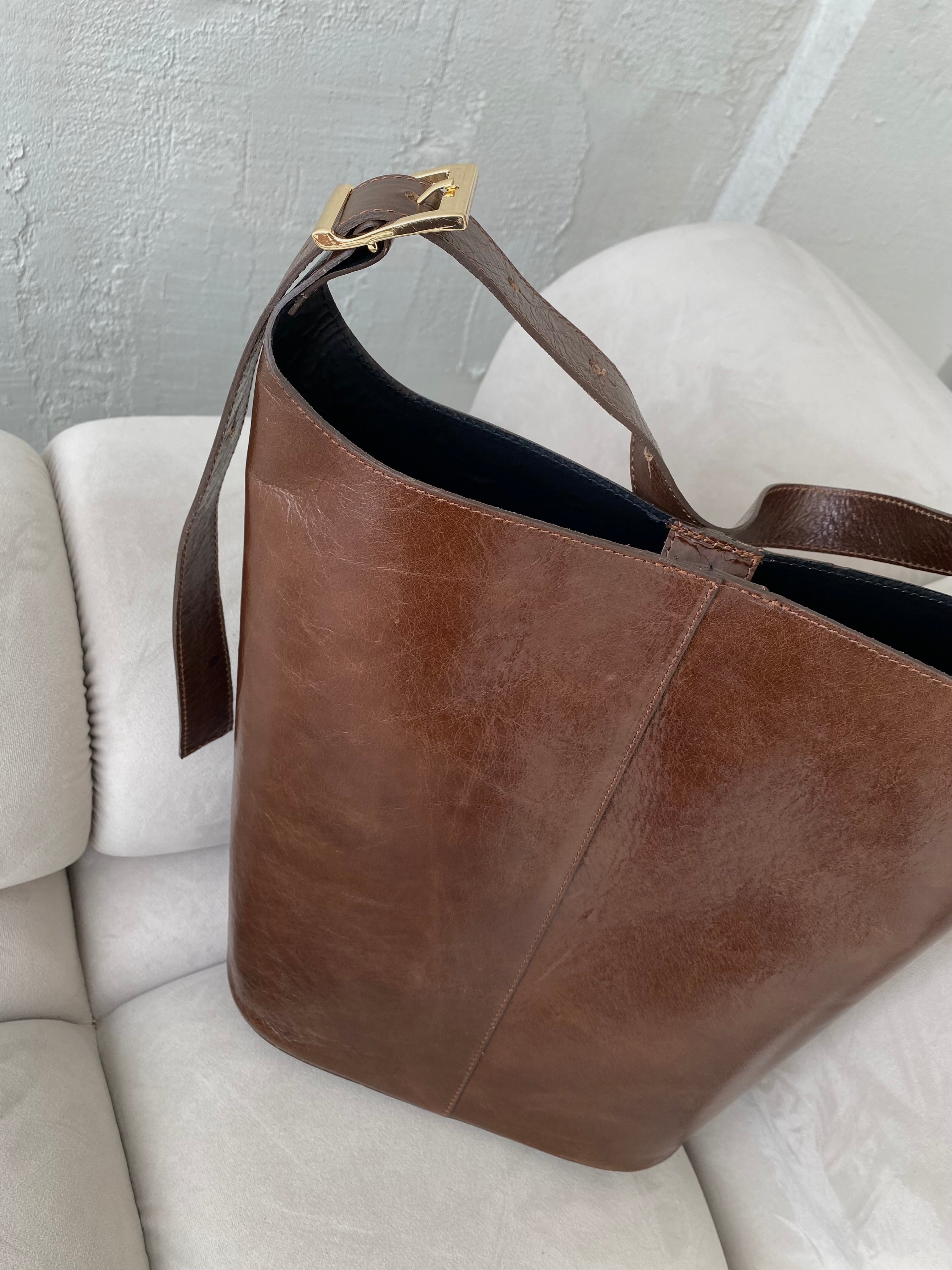 Ruda išskirtinės formos natūralios odos rankinė „Orlina Sculpt Bag“