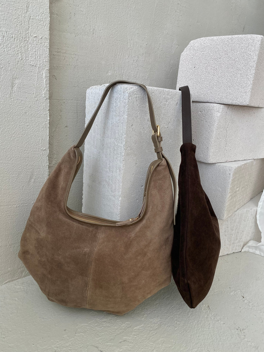 Mocha spalvos verstos odos rankinė „Elara Suede Boho Bag“