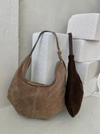 Mocha spalvos verstos odos rankinė „Elara Suede Boho Bag“