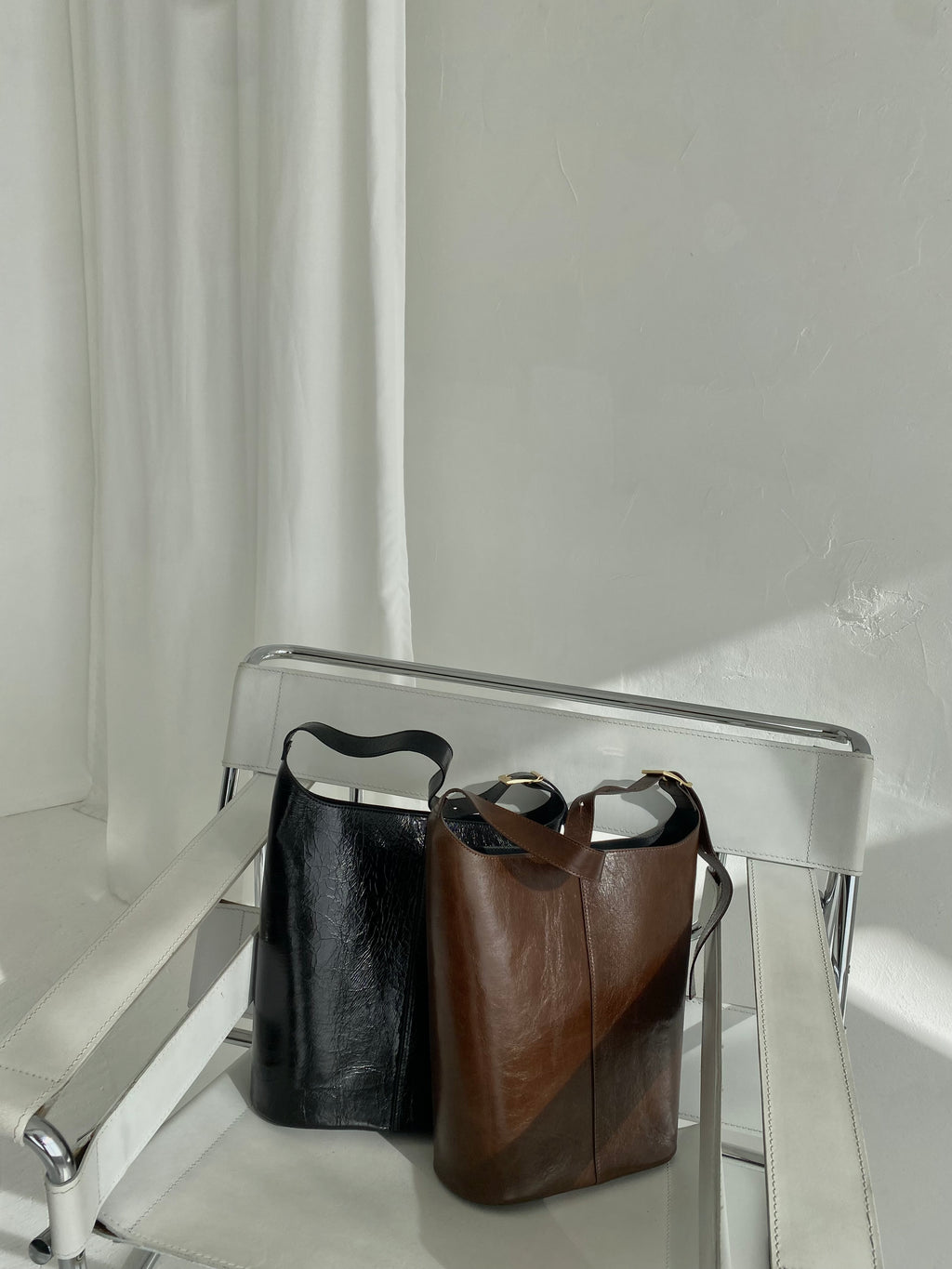 Juoda išskirtinės formos natūralios odos rankinė „Orlina Sculpt Bag“