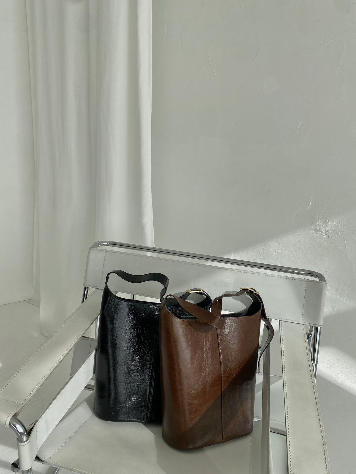 Juoda išskirtinės formos natūralios odos rankinė „Orlina Sculpt Bag“