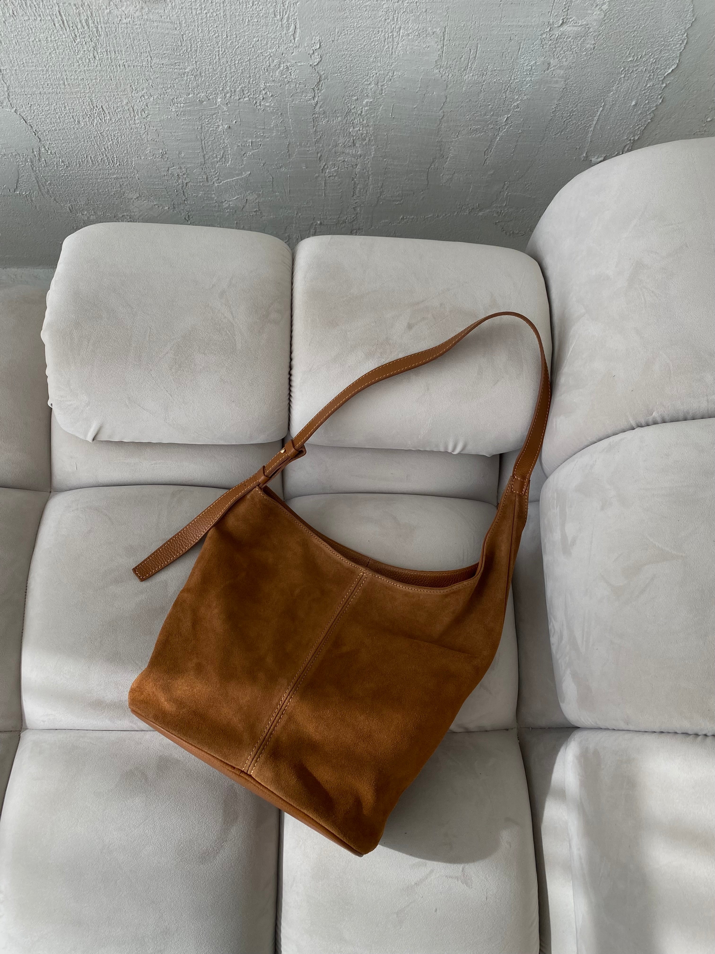 Camel spalvos netaisyklingos formos verstos odos rankinė „Solenne Suede Bag“