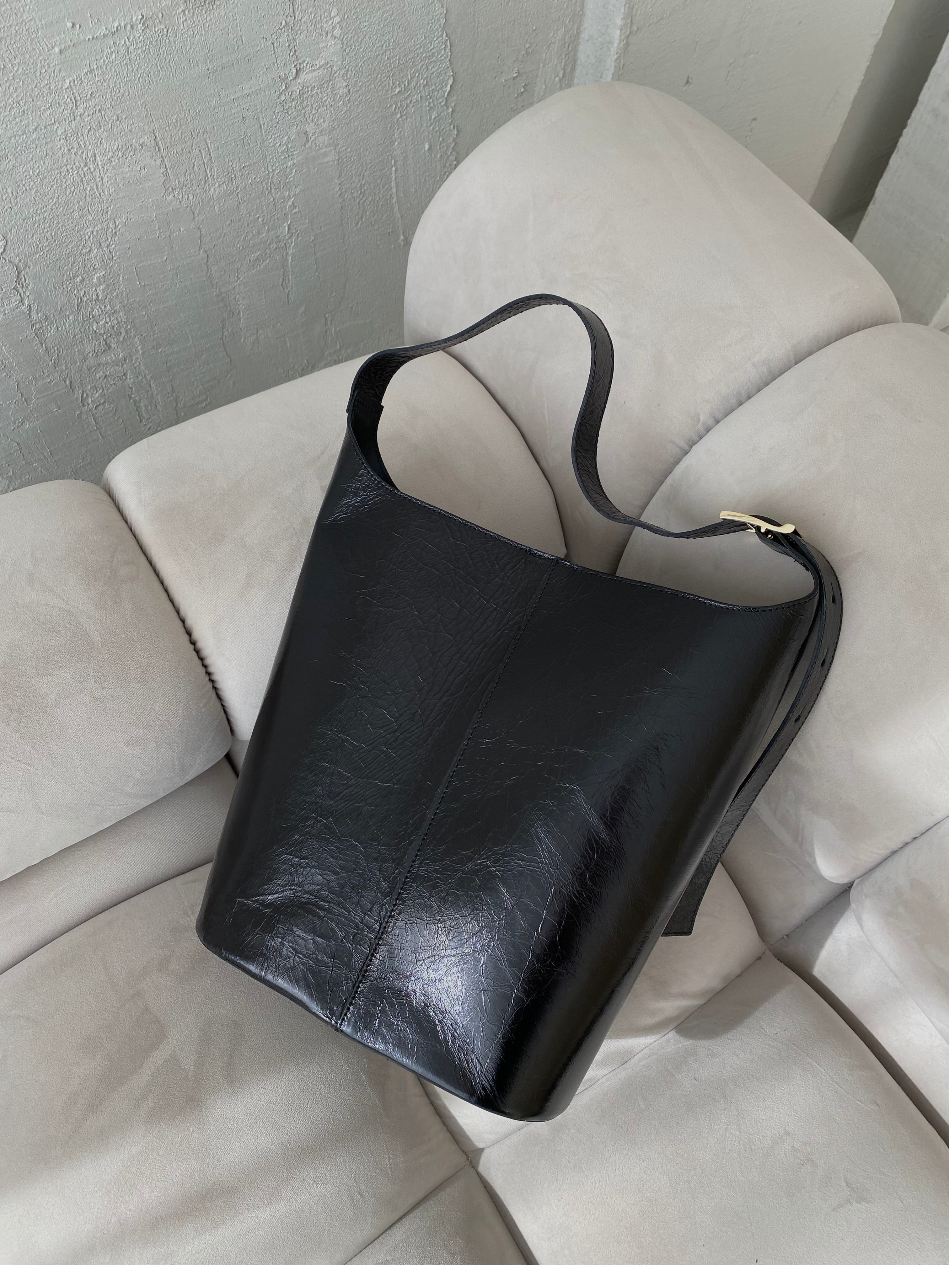 Juoda išskirtinės formos natūralios odos rankinė „Orlina Sculpt Bag“