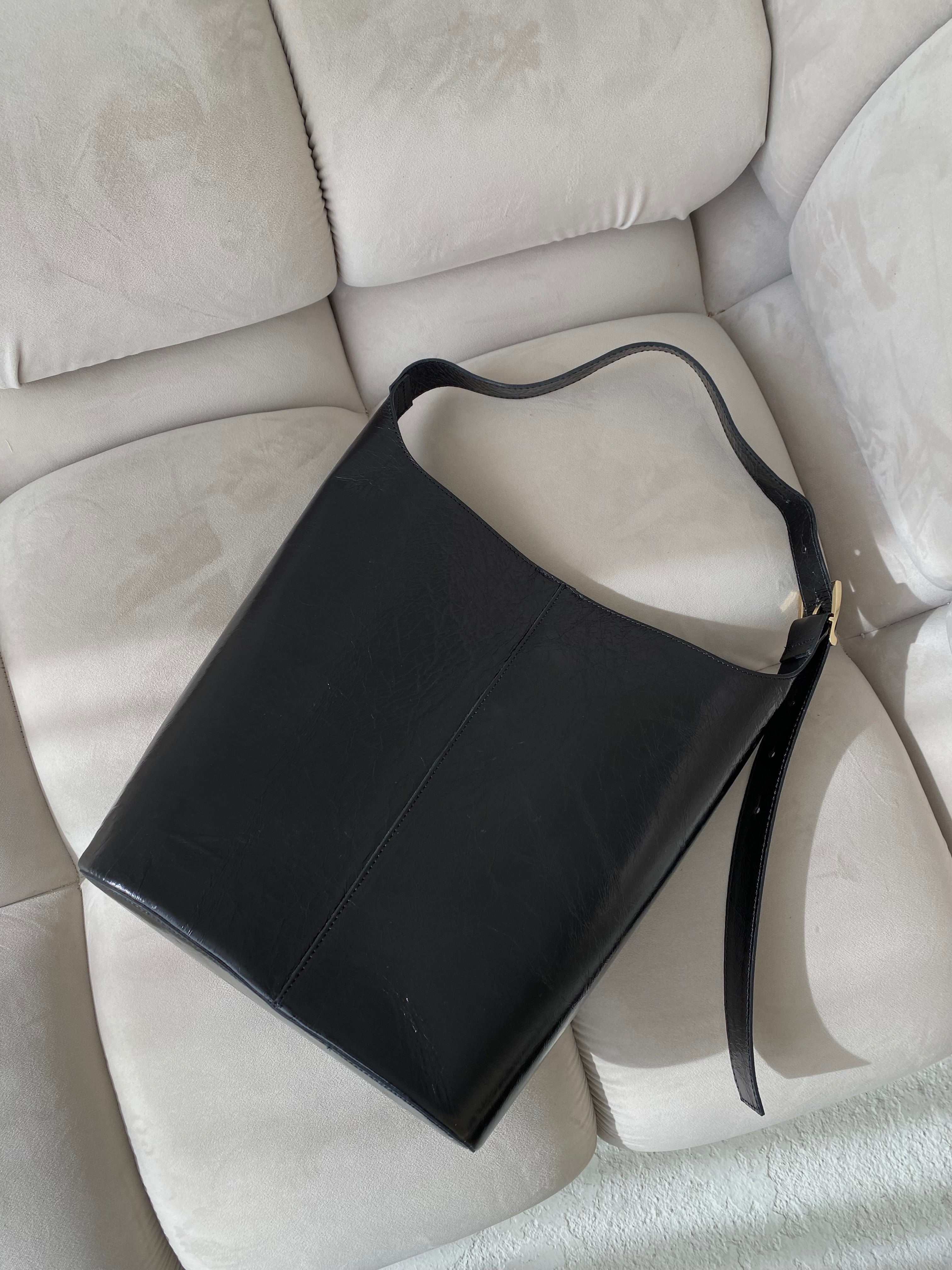 Juoda išskirtinės formos natūralios odos rankinė „Orlina Sculpt Bag“