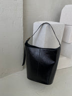 Juoda išskirtinės formos natūralios odos rankinė „Orlina Sculpt Bag“