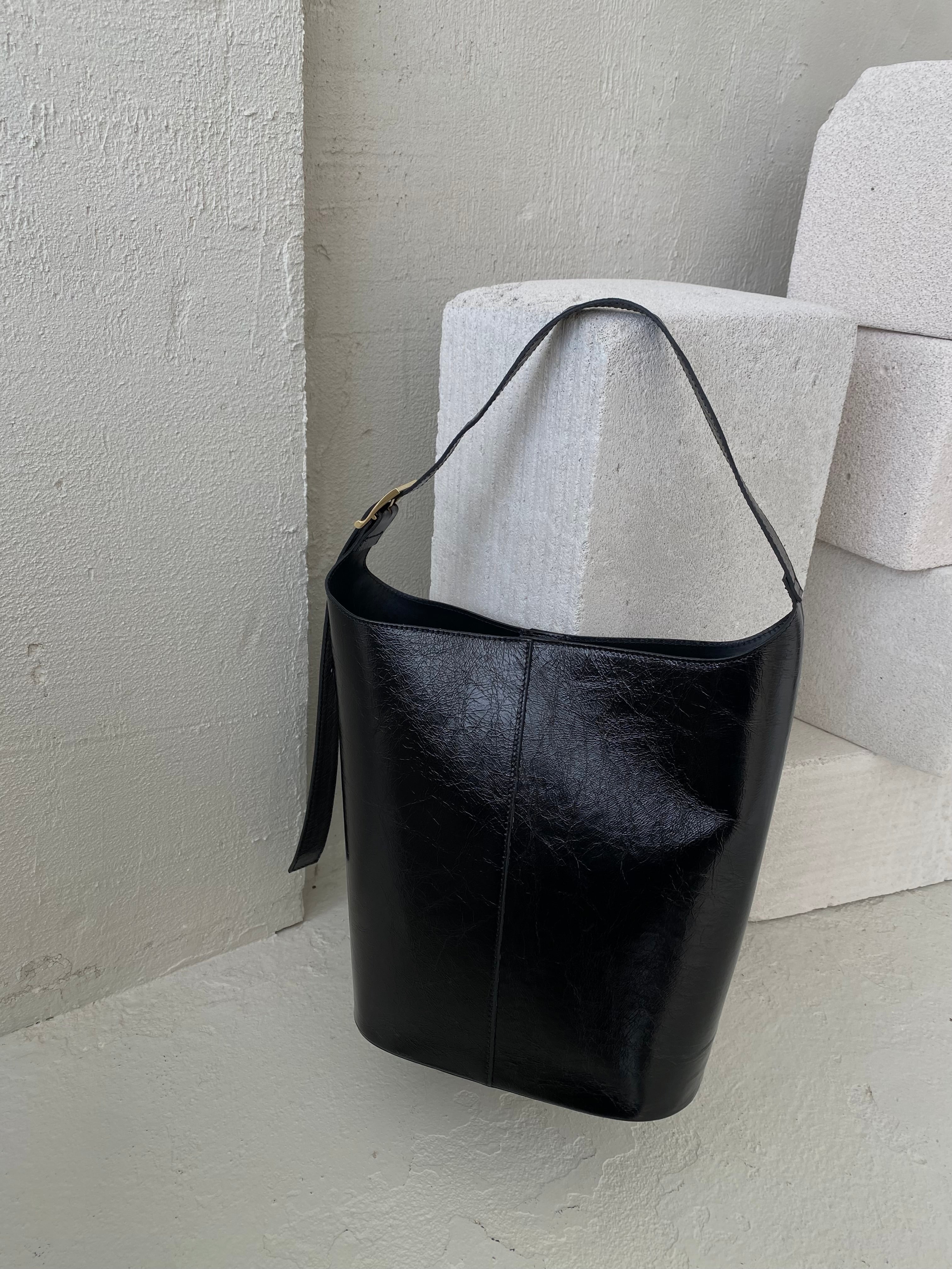 Juoda išskirtinės formos natūralios odos rankinė „Orlina Sculpt Bag“
