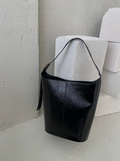 Juoda išskirtinės formos natūralios odos rankinė „Orlina Sculpt Bag“
