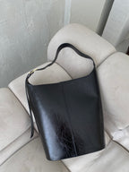 Juoda išskirtinės formos natūralios odos rankinė „Orlina Sculpt Bag“