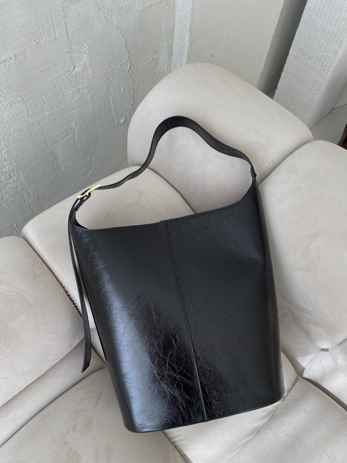 Juoda išskirtinės formos natūralios odos rankinė „Orlina Sculpt Bag“