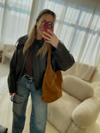 Camel spalvos netaisyklingos formos verstos odos rankinė „Solenne Suede Bag“