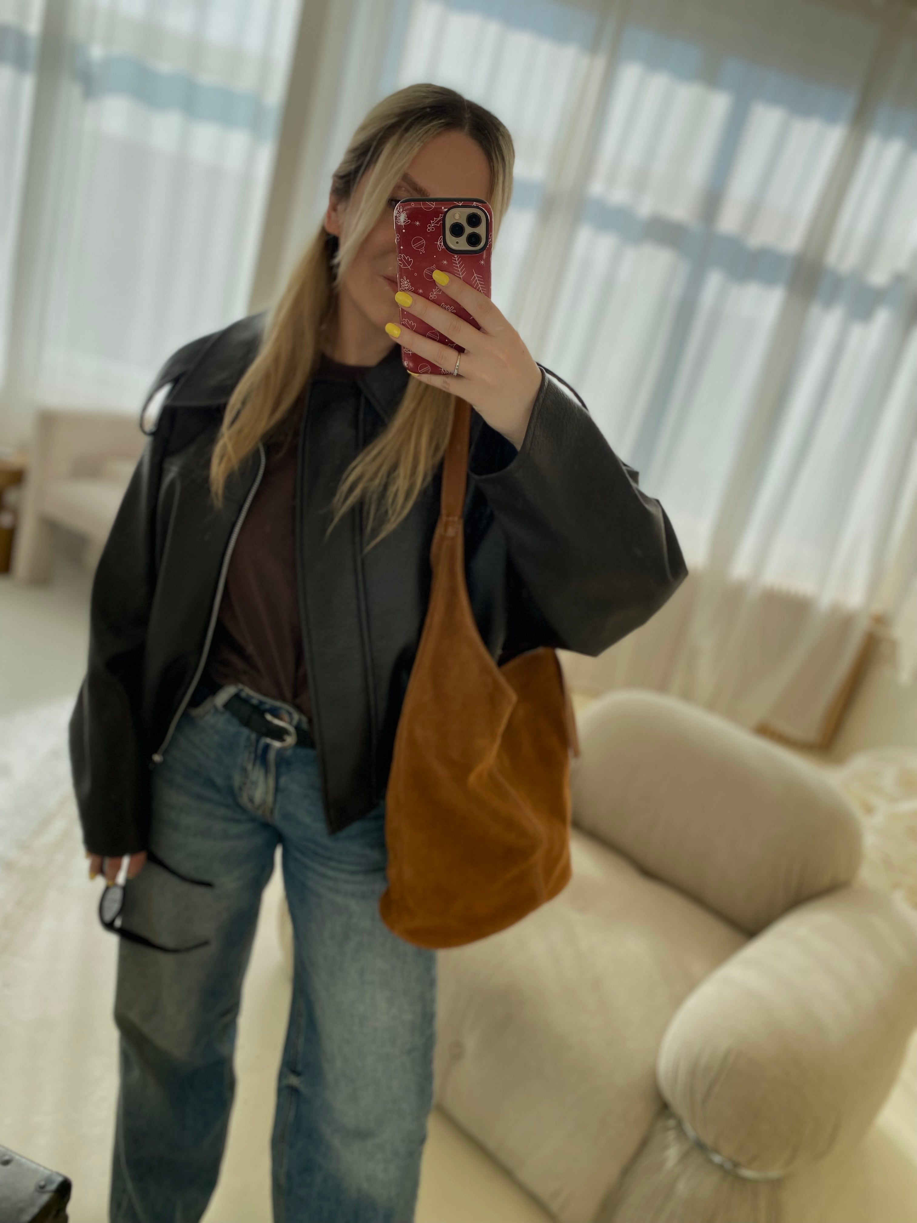 Camel spalvos netaisyklingos formos verstos odos rankinė „Solenne Suede Bag“