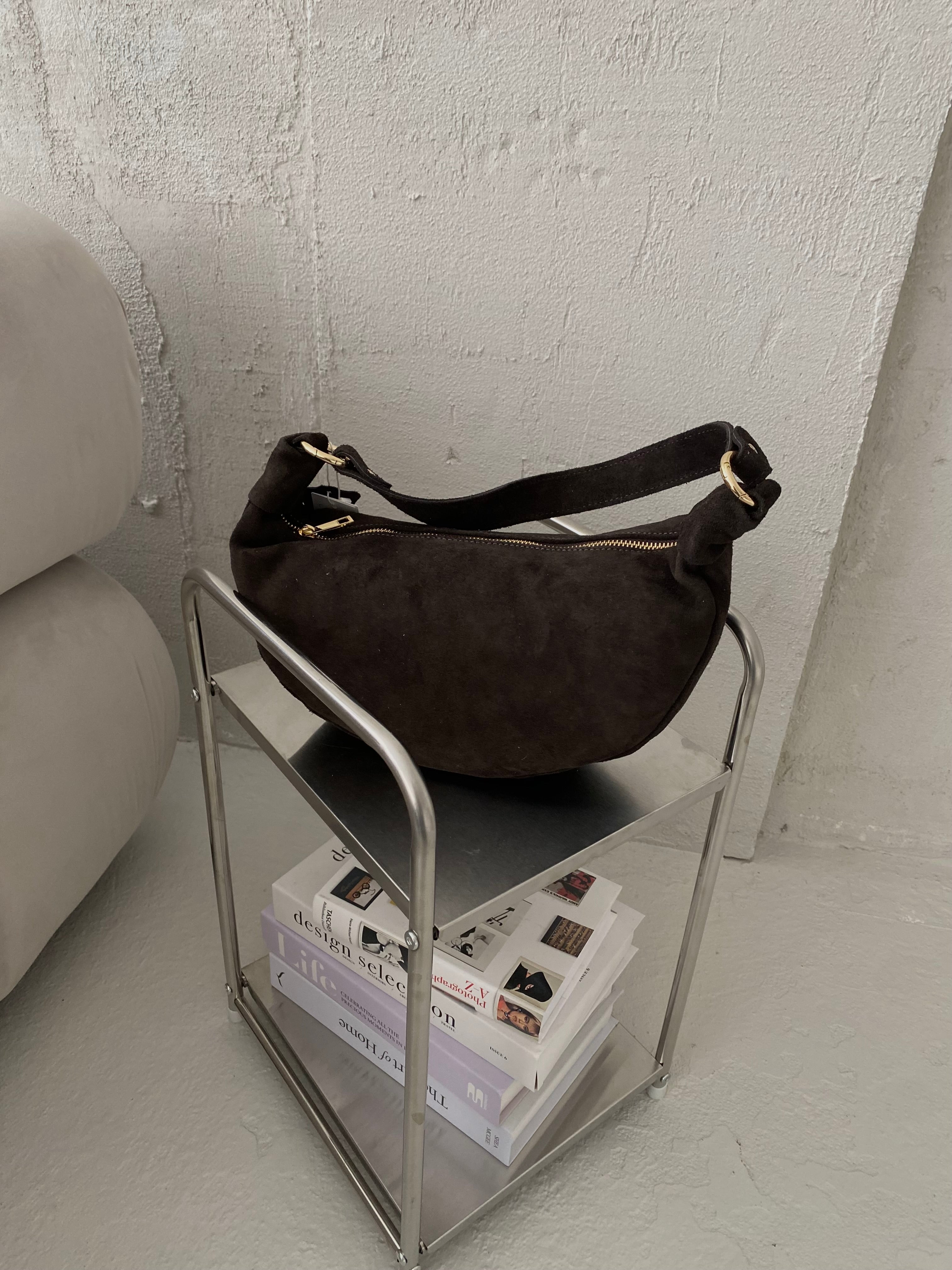 Natūralios verstos odos rankinė „Oli Black“