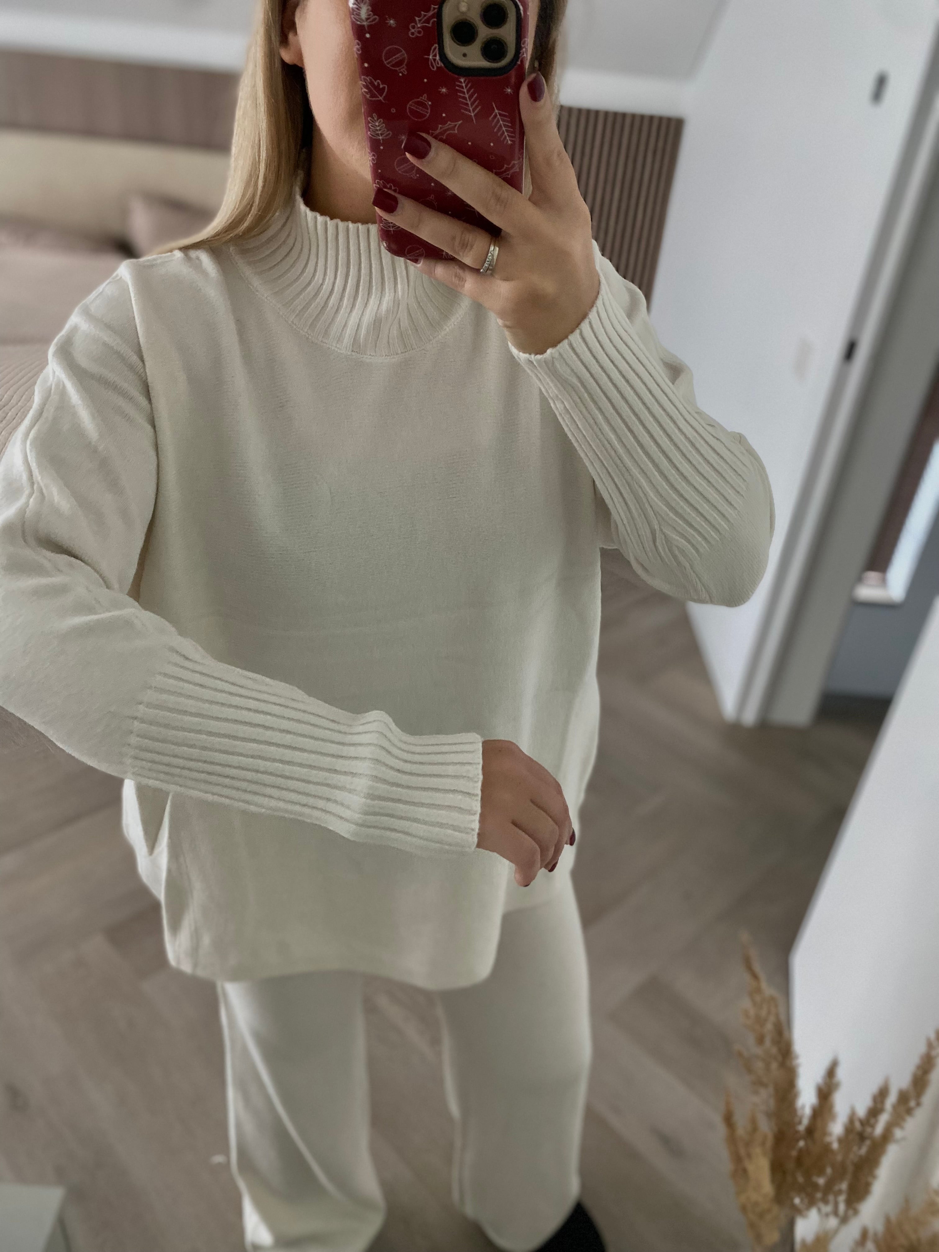 Baltas megztas laisvalaikio kostiumėlis “White Knit Lounge Set”