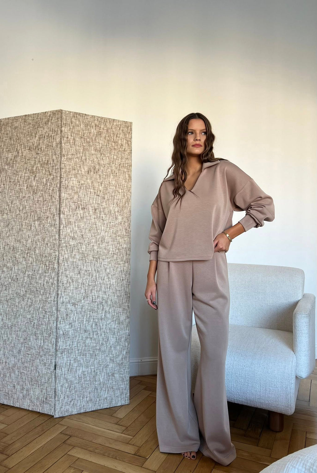 Laisvalaikio komplektas su polo tipo megztiniu – “Soft Polo Lounge Set – Beige”