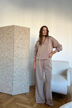 Laisvalaikio komplektas su polo tipo megztiniu – “Soft Polo Lounge Set – Beige”