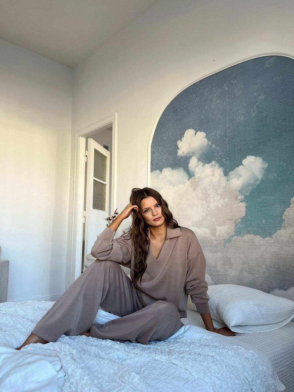 Laisvalaikio komplektas su polo tipo megztiniu – “Soft Polo Lounge Set – Beige”